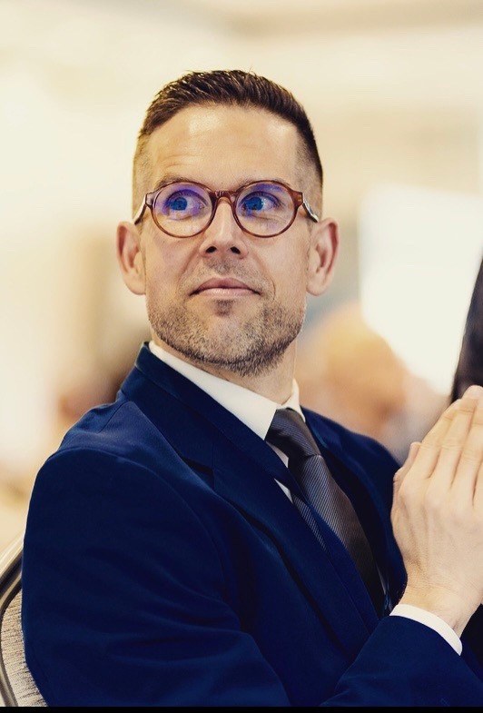 A man in a suit and tie.